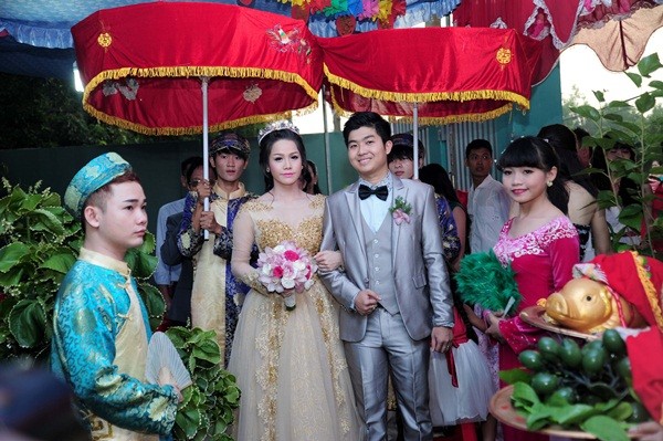 Nhật Kim Anh thay 3 bộ váy hoành tráng trong ngày cưới 17