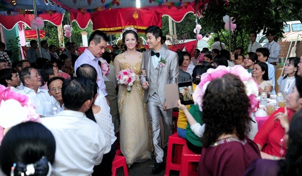 Nhật Kim Anh thay 3 bộ váy hoành tráng trong ngày cưới 18