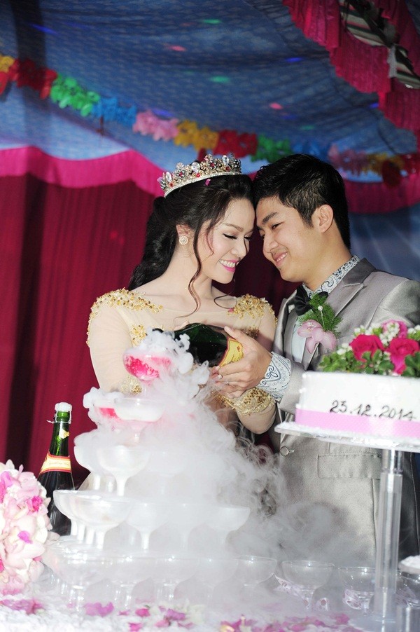Nhật Kim Anh thay 3 bộ váy hoành tráng trong ngày cưới 22