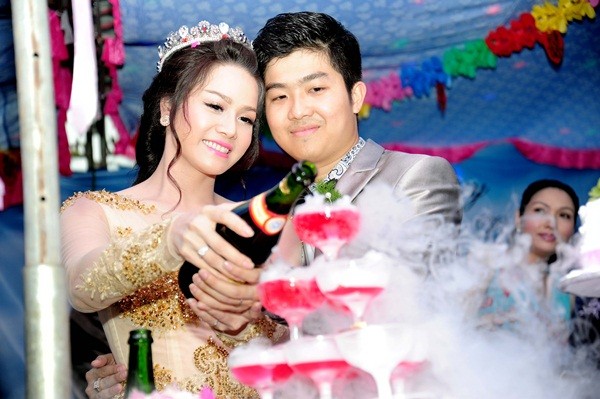 Nhật Kim Anh thay 3 bộ váy hoành tráng trong ngày cưới 23