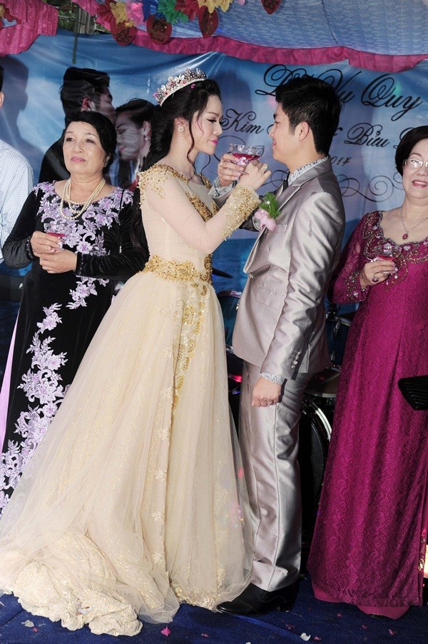 Nhật Kim Anh thay 3 bộ váy hoành tráng trong ngày cưới 24