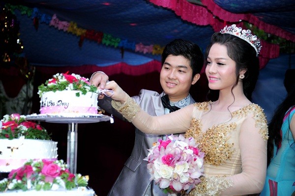Nhật Kim Anh thay 3 bộ váy hoành tráng trong ngày cưới 26