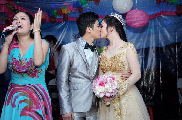 Nhật Kim Anh thay 3 bộ váy hoành tráng trong ngày cưới 27