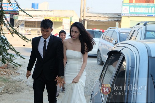 Công Vinh nắm chặt tay Thủy Tiên trong đám cưới đầu tiên của năm 2015 10