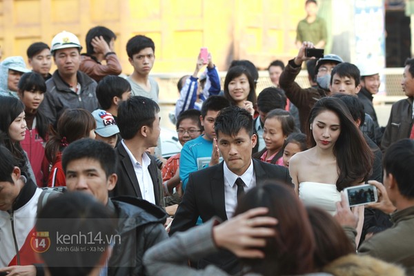 Công Vinh nắm chặt tay Thủy Tiên trong đám cưới đầu tiên của năm 2015 12