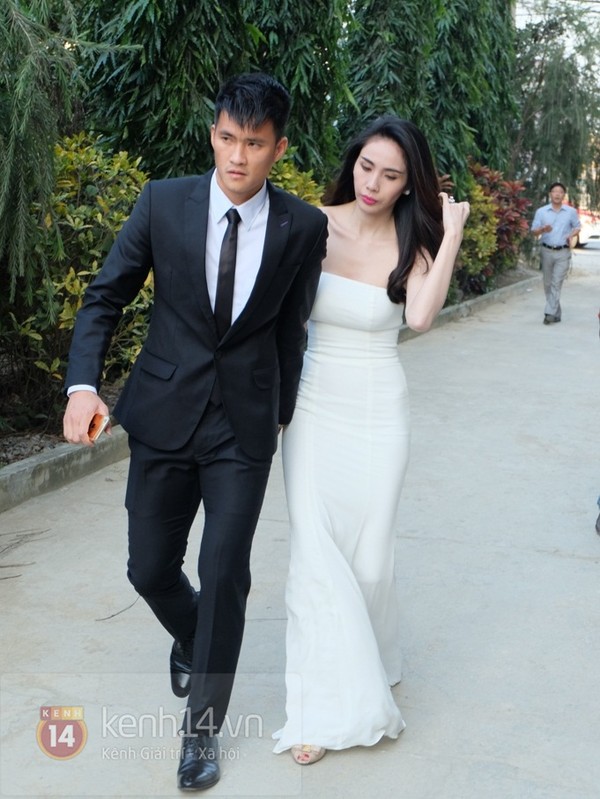 Công Vinh nắm chặt tay Thủy Tiên trong đám cưới đầu tiên của năm 2015 13