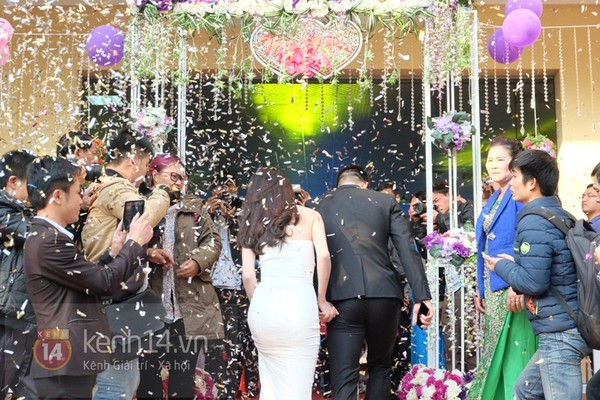 Công Vinh nắm chặt tay Thủy Tiên trong đám cưới đầu tiên của năm 2015 14