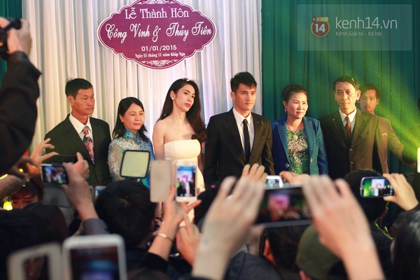 Công Vinh nắm chặt tay Thủy Tiên trong đám cưới đầu tiên của năm 2015 15