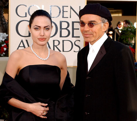 Angelina Jolie thấy lãng mạn khi đeo vòng cổ có máu 2