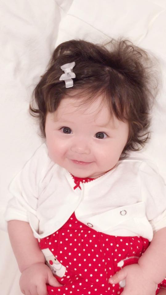 Con g&aacute;i Elly Trần xinh như b&uacute;p b&ecirc; trong ng&agrave;y Gi&aacute;ng sinh 2