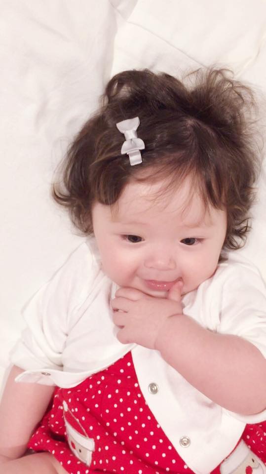 Con g&aacute;i Elly Trần xinh như b&uacute;p b&ecirc; trong ng&agrave;y Gi&aacute;ng sinh 5