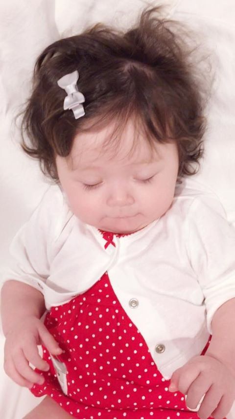Con g&aacute;i Elly Trần xinh như b&uacute;p b&ecirc; trong ng&agrave;y Gi&aacute;ng sinh 8