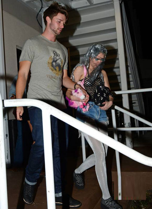 Miley Cyrus e ấp trong vòng tay con trai 