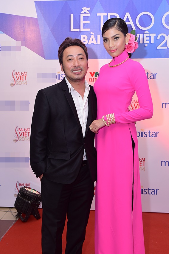 Hoa hậu Kỳ Duyên cùng mẹ dự lễ trao giải Bài hát Việt 6