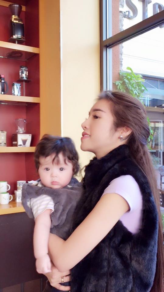 Con gái Elly Trần nhìn quanh ngơ ngác khi cùng mẹ đi uống cafe 2