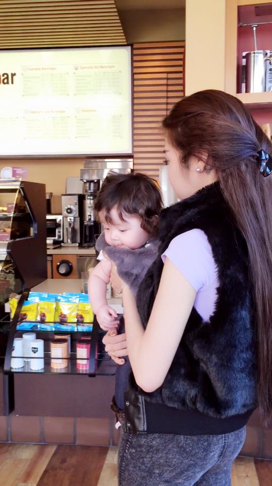 Con gái Elly Trần nhìn quanh ngơ ngác khi cùng mẹ đi uống cafe 1