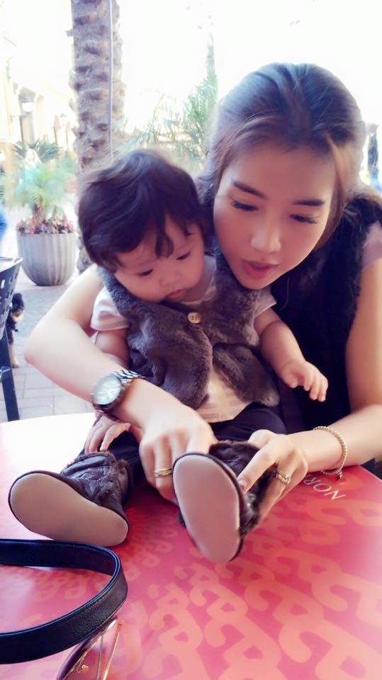 Con gái Elly Trần nhìn quanh ngơ ngác khi cùng mẹ đi uống cafe 5