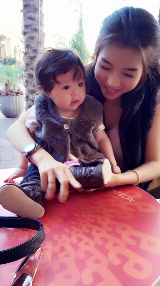 Con gái Elly Trần nhìn quanh ngơ ngác khi cùng mẹ đi uống cafe 6