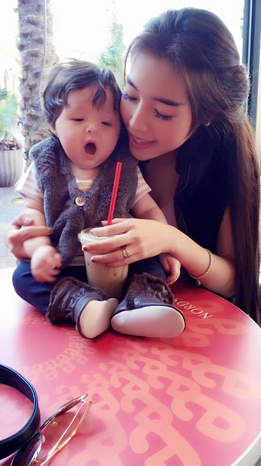 Con gái Elly Trần nhìn quanh ngơ ngác khi cùng mẹ đi uống cafe 7