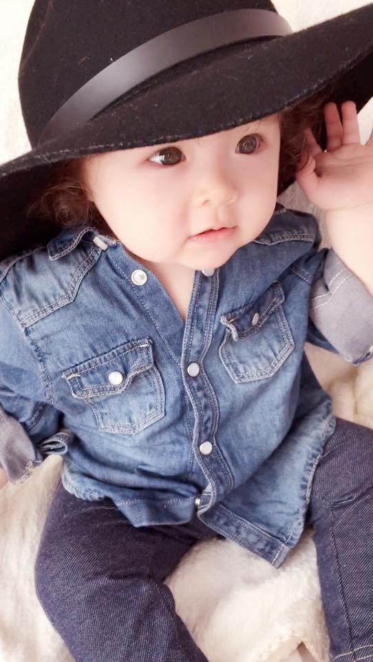 Con g&aacute;i Elly Trần đội mũ cao bồi tr&ocirc;ng cực 