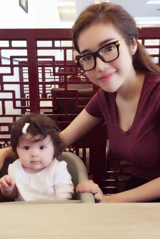 Điệu bộ đ&aacute;ng y&ecirc;u của b&eacute; Cadie Mộc Tr&agrave; khi 