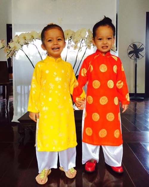 Cặp song sinh nhà Hồng Nhung cùng mặc áo dài đi học 1