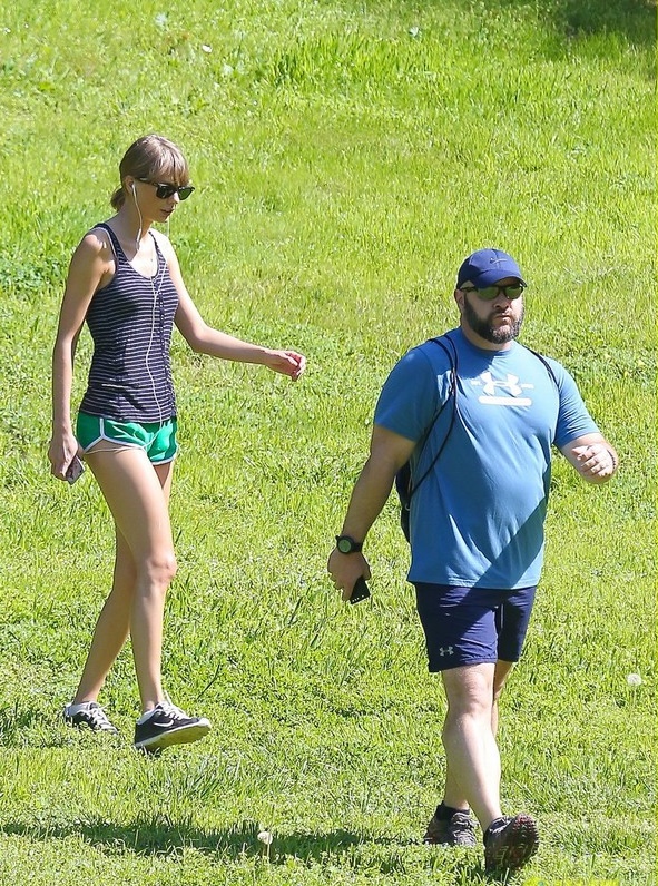 Taylor Swift đi bộ đường dài để chăm sóc đôi chân tiền tỷ 2