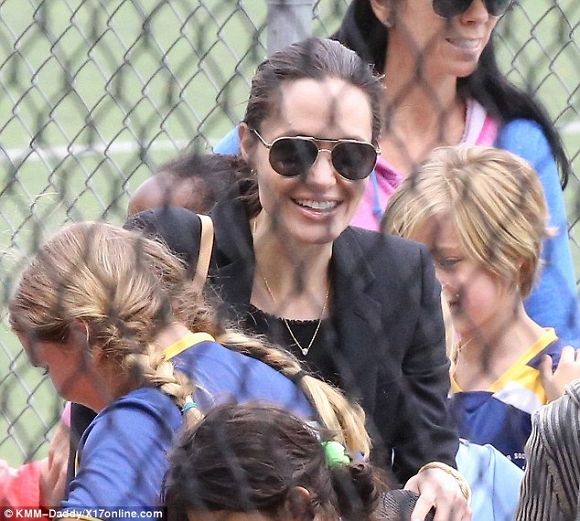 Angelina Jolie hào hứng cổ vũ các con gái chơi đá bóng