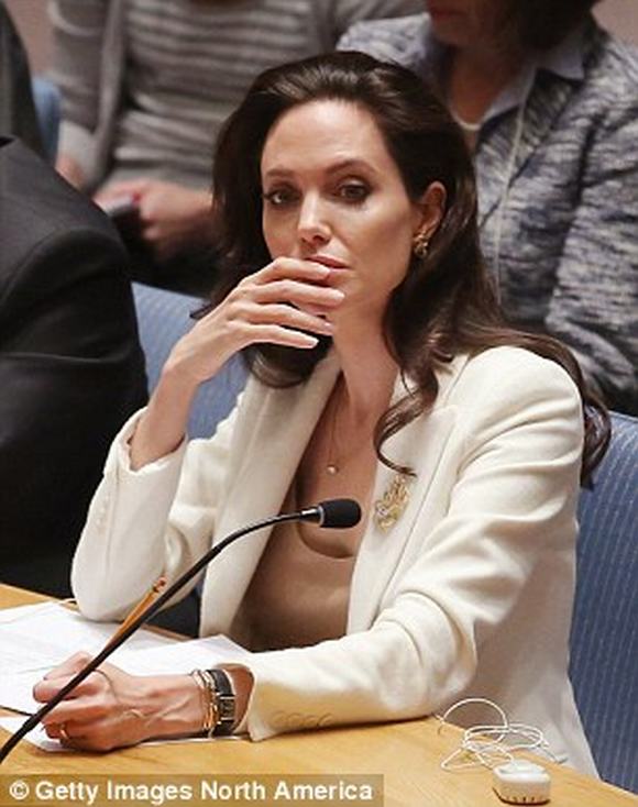 Angelina Jolie suy tư