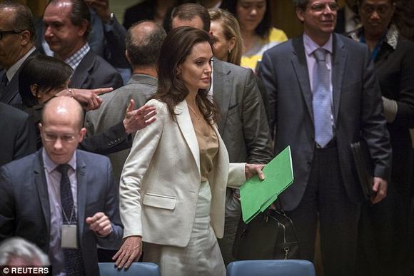 Angelina Jolie gầy guộc