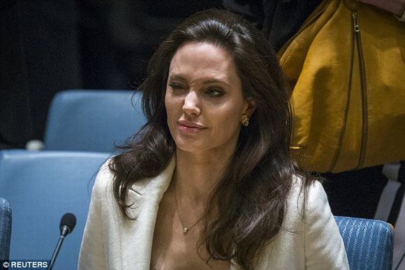 Angelina Jolie đá lông nheo