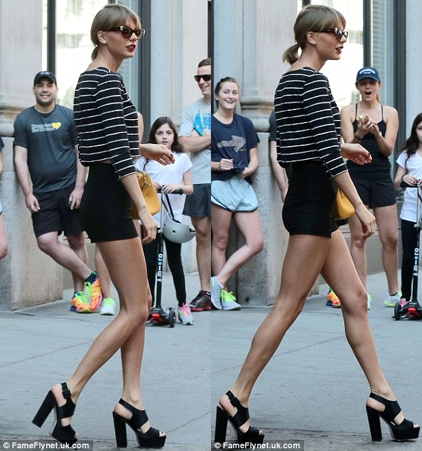 fan ngưỡng mộ đôi chân dài miên man của Taylor