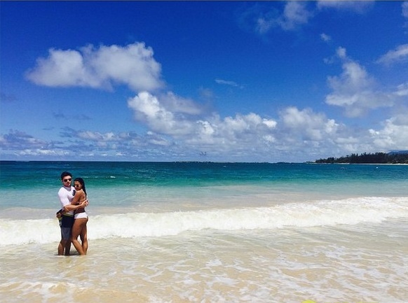 Zac Efron ôm chặt bạn gái trên bãi biển
