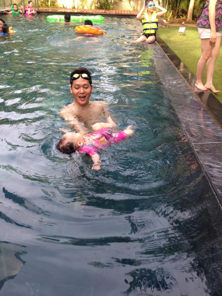 Khánh Linh cho con gái tập bơi