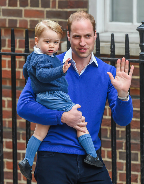 Hoàng tử George và bố vẫy tay chào
