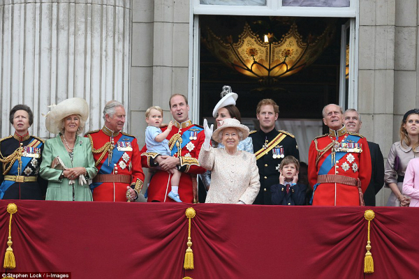 Hoàng tử bé vẫy chào người dân Anh