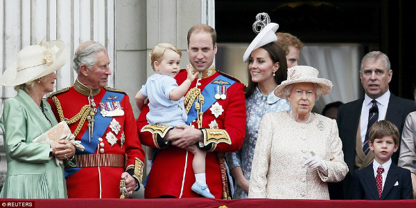 Hoàng tử bé vẫy chào người dân Anh
