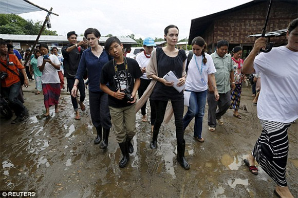 Angelina Jolie, Pax Thiên đi thăm trại tị nạn