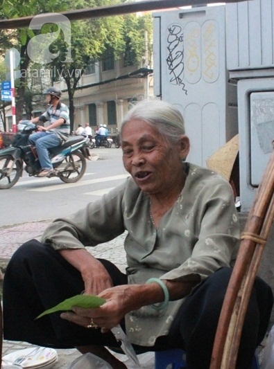 Bà cụ với gần 60 năm bán xôi Bắc tại góc phố Sài Gòn 1
