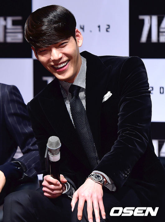 Kim Woo Bin cười 