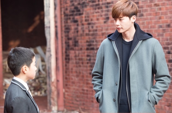 Lee Jong Suk bất ngờ gặp gỡ phi&ecirc;n bản nh&iacute; của... ch&iacute;nh m&igrave;nh 1
