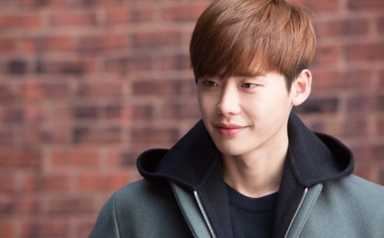 Lee Jong Suk bất ngờ gặp gỡ phi&ecirc;n bản nh&iacute; của... ch&iacute;nh m&igrave;nh 3