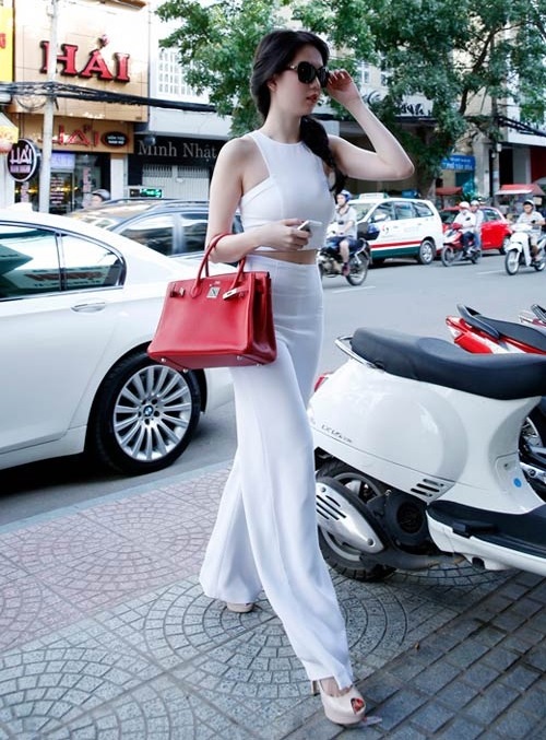 Sao Việt xoay sở thế nào với xu hướng mặc đồ 