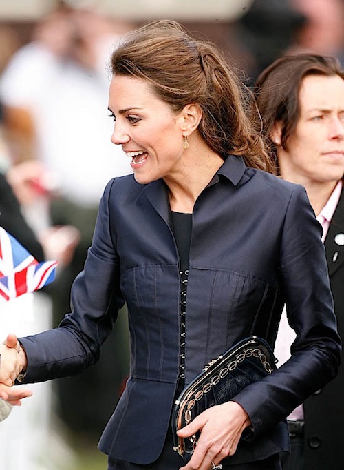 Khám phá BST túi/clutch giản dị của Kate Middleton 2
