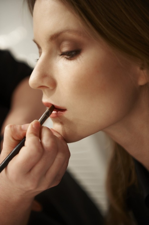 Những điều n&ecirc;n & kh&ocirc;ng n&ecirc;n khi trang điểm cho lần hẹn h&ograve; đầu ti&ecirc;n 7