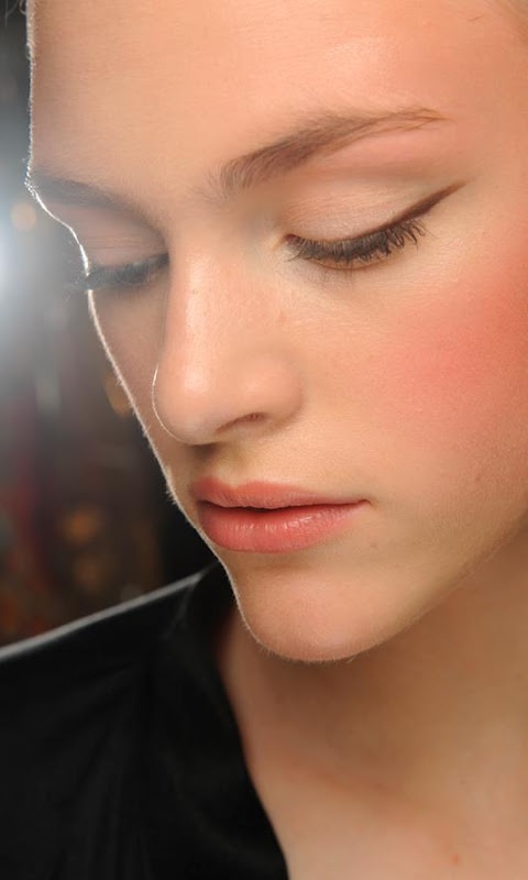 Những điều n&ecirc;n & kh&ocirc;ng n&ecirc;n khi trang điểm cho lần hẹn h&ograve; đầu ti&ecirc;n 5