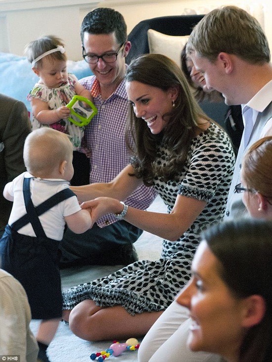 Trang phục của Kate Middleton và Hoàng tử nhí đồng loạt 