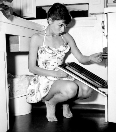 7 món đồ giúp nàng công sở đẹp thanh lịch như Audrey Hepburn 23