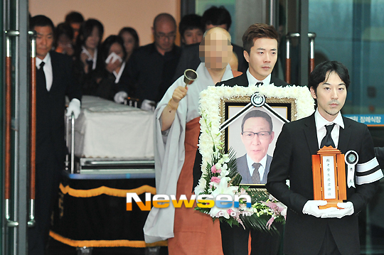 Vợ chồng Kwon Sang Woo suy sụp trong lễ tang bố  3