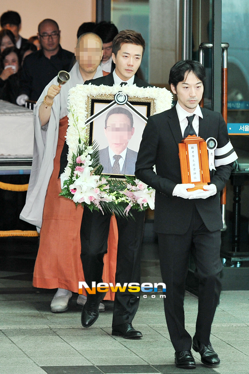 Vợ chồng Kwon Sang Woo suy sụp trong lễ tang bố  1